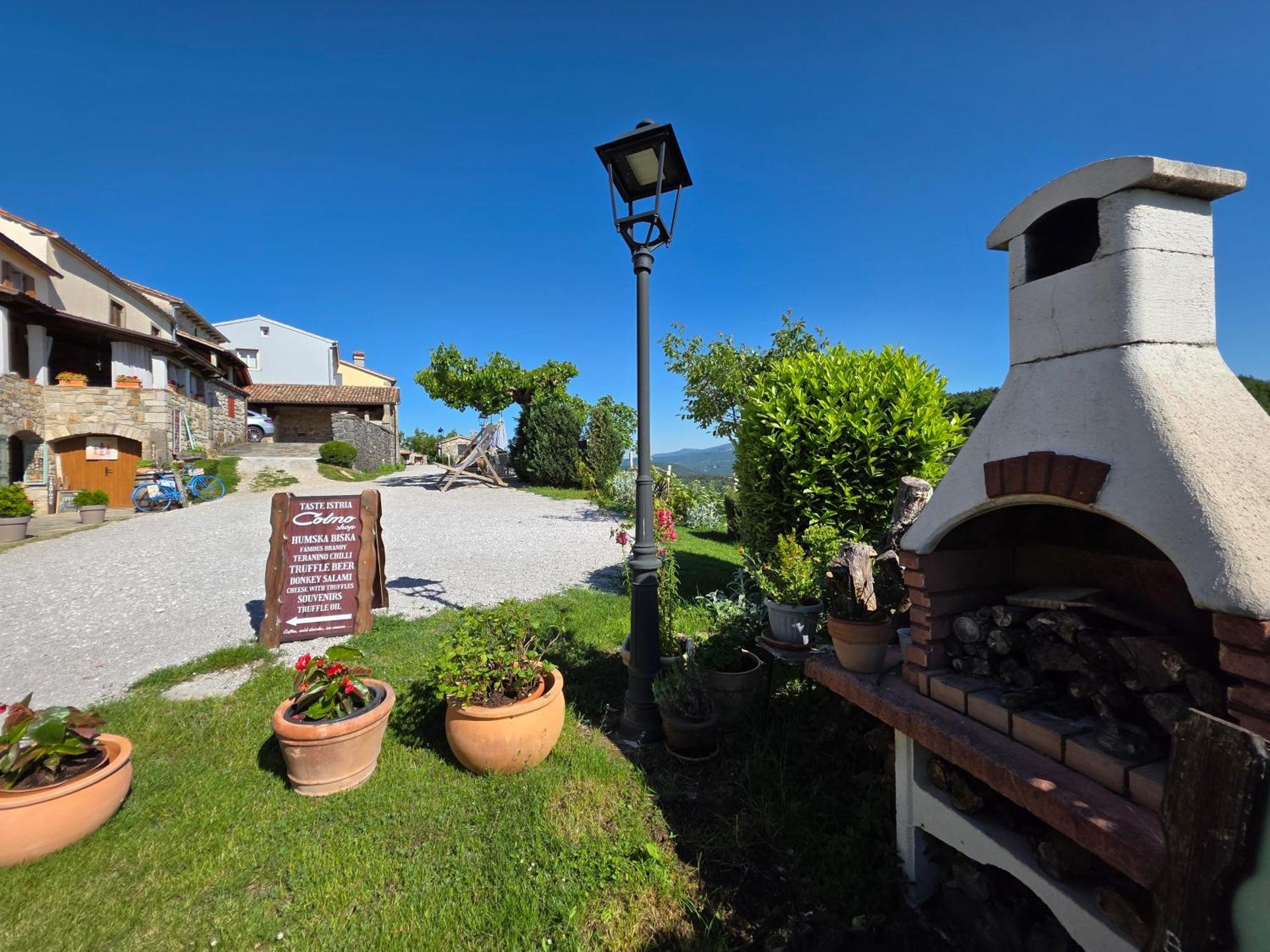Apartment Hum-The Smallest Town In The World Kültér fotó